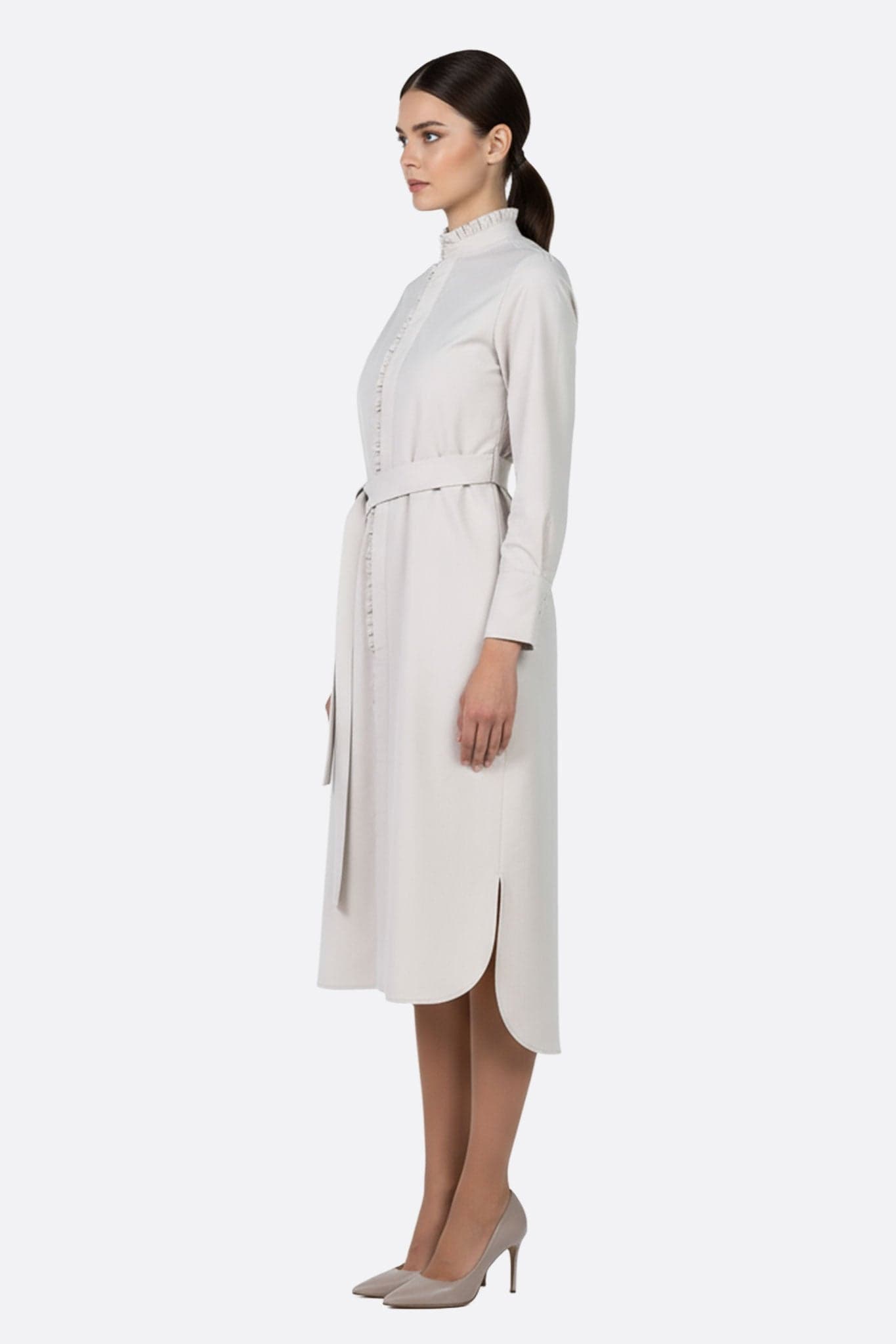 Détail de la robe-chemise grise à manches longues, ceinture marquée, idéale pour une soirée sophistiquée.