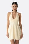 Vestido corto beige acampanado con escote profundo