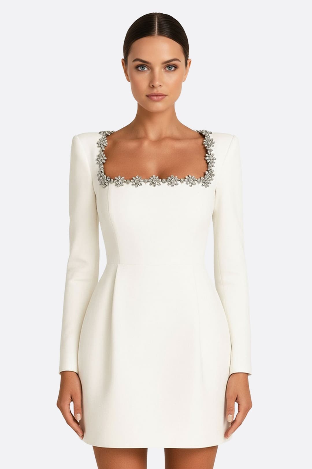 Robe courte en crêpe blanche sublimée de cristaux