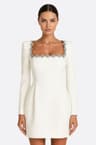 Kurzes weißes Crêpe-Kleid mit Schmuckdetails