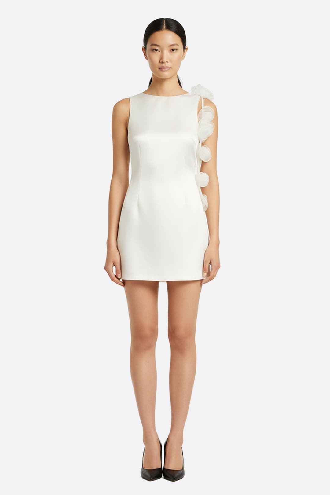 Robe courte blanche satinée à dos nu et fleurs sculpturales