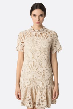 Abito corto in pizzo beige, elegante e femminile, perfetto per una serata chic o un evento raffinato.