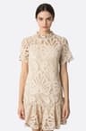 Robe courte en dentelle ajourée beige