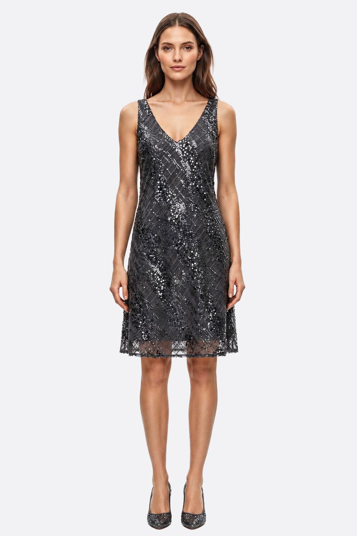 Abito elegante nero con paillettes e scollatura a V, dalla vestibilità morbida e fluida, perfetto per eventi chic e...