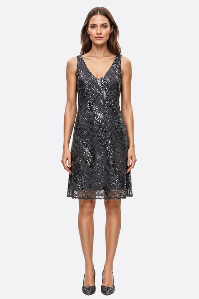 Modella frontale che indossa un abito da sera corto nero scintillante con paillettes e scollo a V