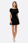 Robe courte noire à taille froncée