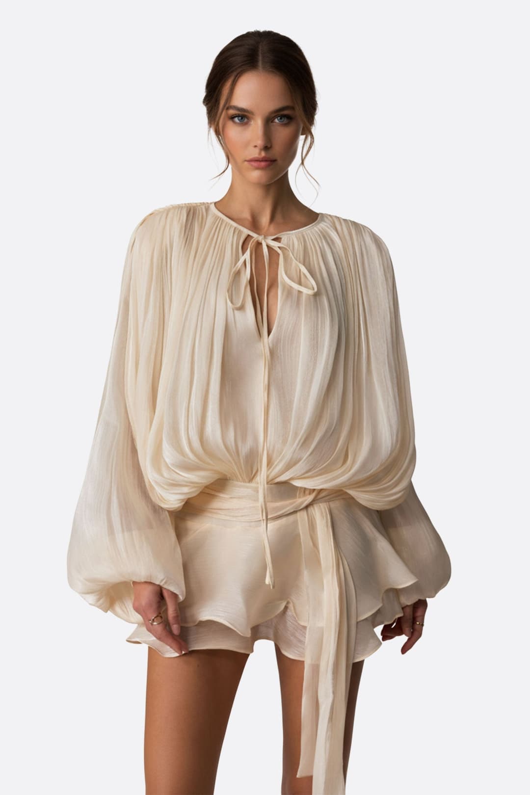 Robe mini rose poudrée drapée avec volants, chic et légère, idéale pour une soirée élégante.