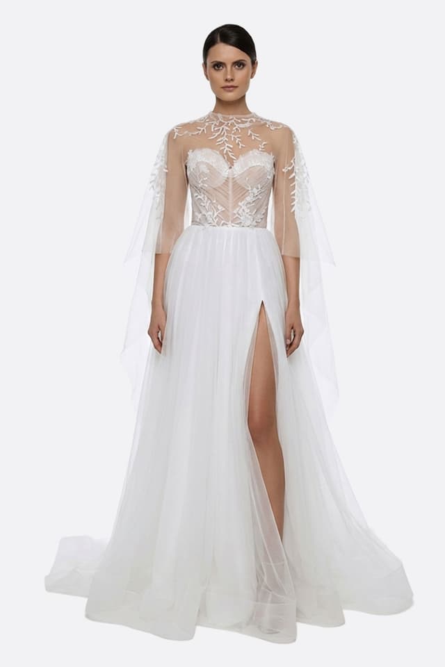 Abito da sposa Alena in tulle bianco con bustier e sovrabito, ideale per una cerimonia romantica ed elegante.