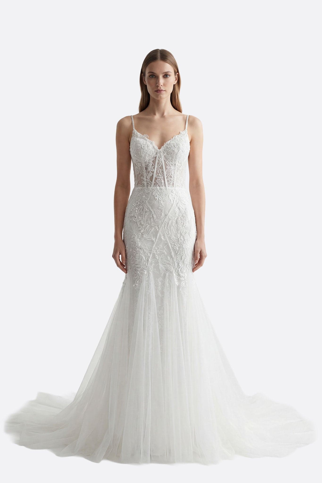 Abito lungo bianco in pizzo e tulle con sottili bretelle, ideale per occasioni cerimoniali eleganti.