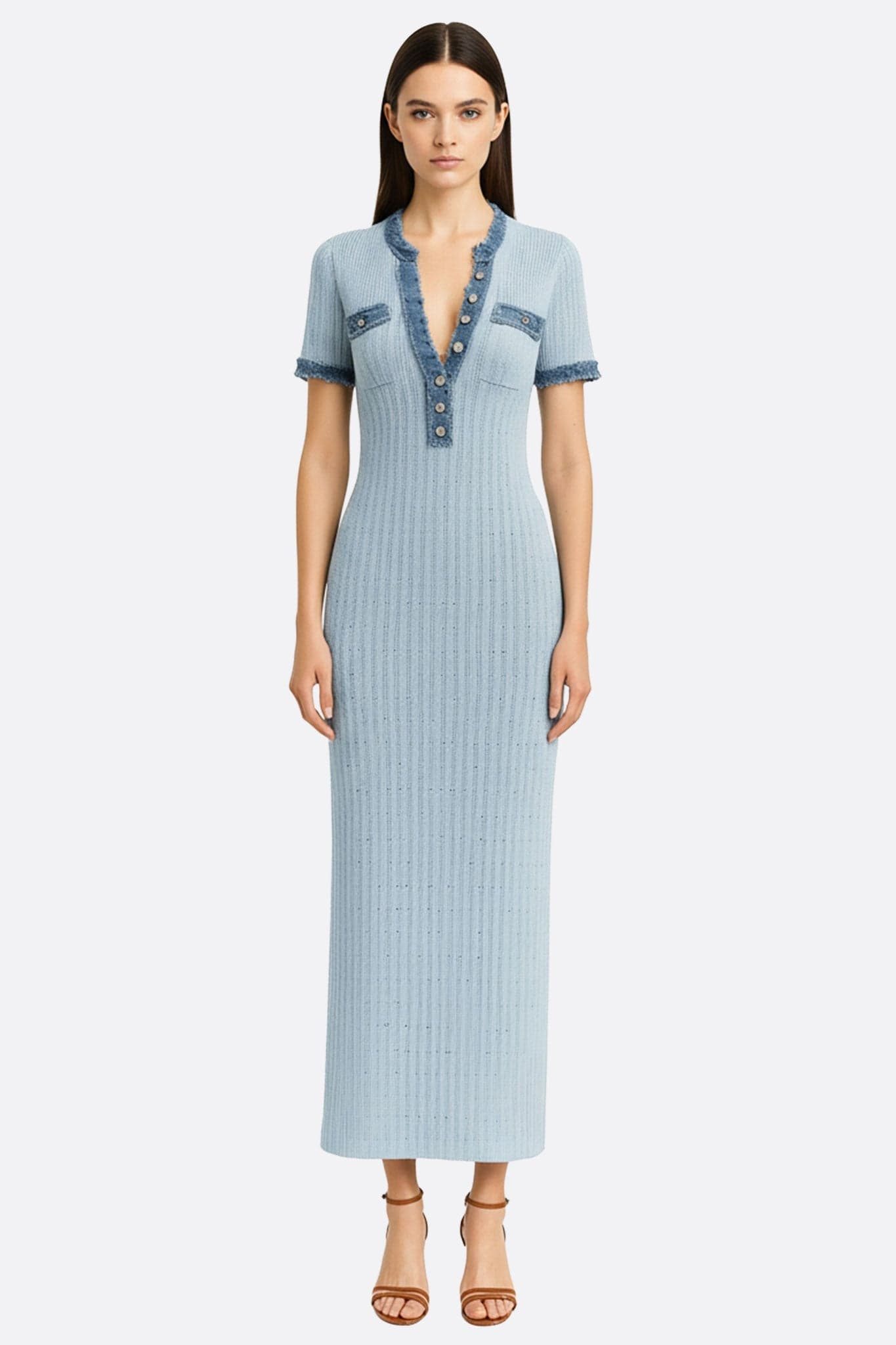 Robe longue en maille côtelée bleu ciel, détails denim, style rétro-chic parfait pour une soirée élégante.