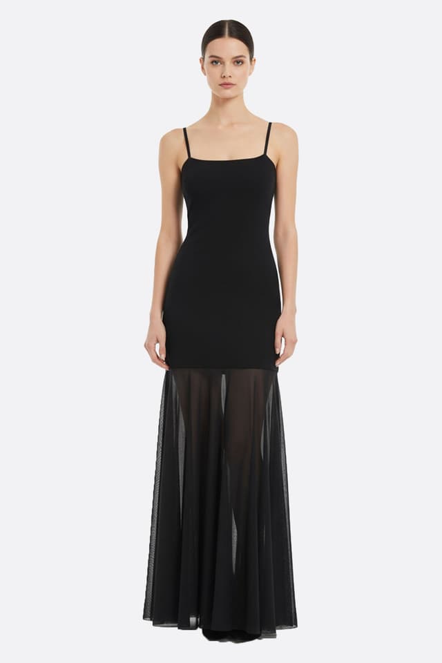 Robe élégante longue noire à bretelles légères, jupe aérienne idéale pour un événement glamour et intemporel.
