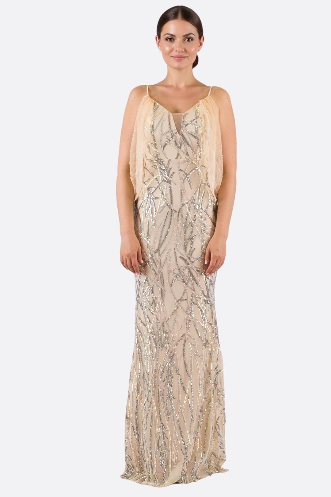 Robe longue nude élégante ornée de sequins argentés, drapé aérien idéal pour une soirée chic.