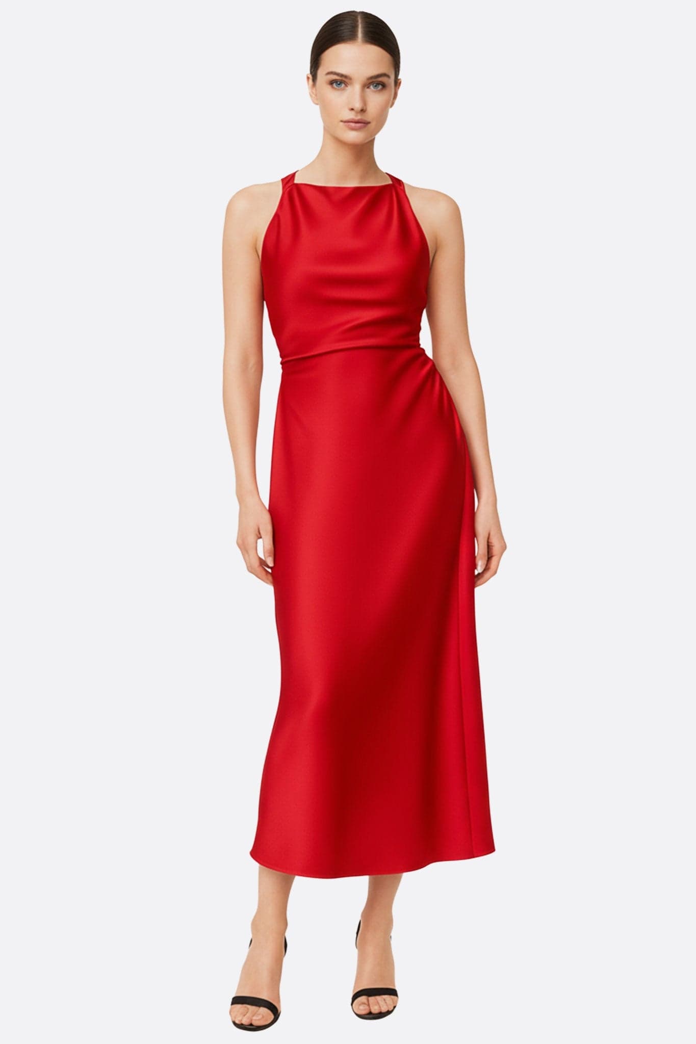 Abito di raso rosso con scollo alla francese, silhouette fluida per un look chic e moderno in una serata elegante