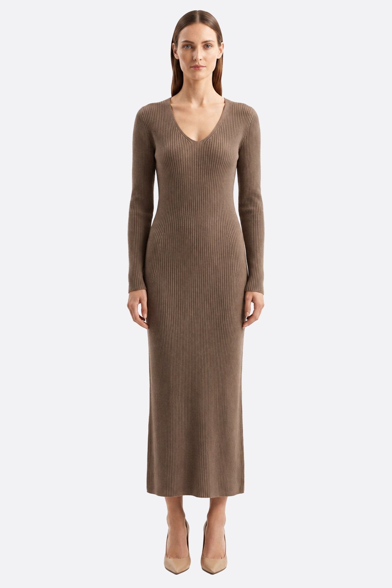 Robe longue maille côtelée marron portée de face sur mannequin, col V plongeant