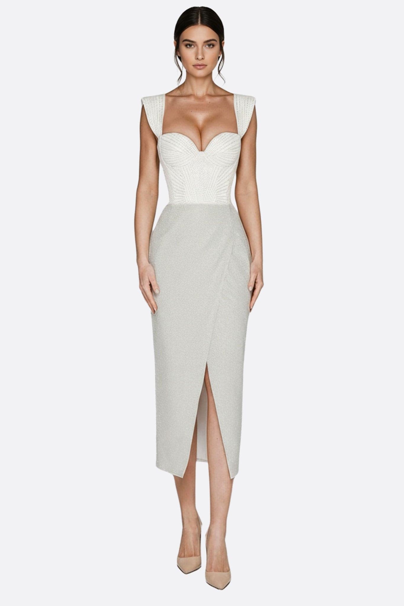 Elegante, weiße Midi-Robe mit zartem Corset und schicker Fente für glamouröse Abende.