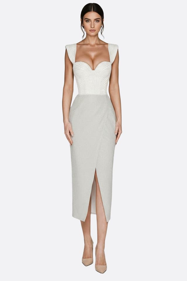 Robe midi blanche avec corset brodé et fente avant, parfaite pour des soirées élégantes et raffinées.