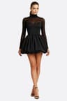 Robe courte noire bouffante à manches longues en tulle transparent