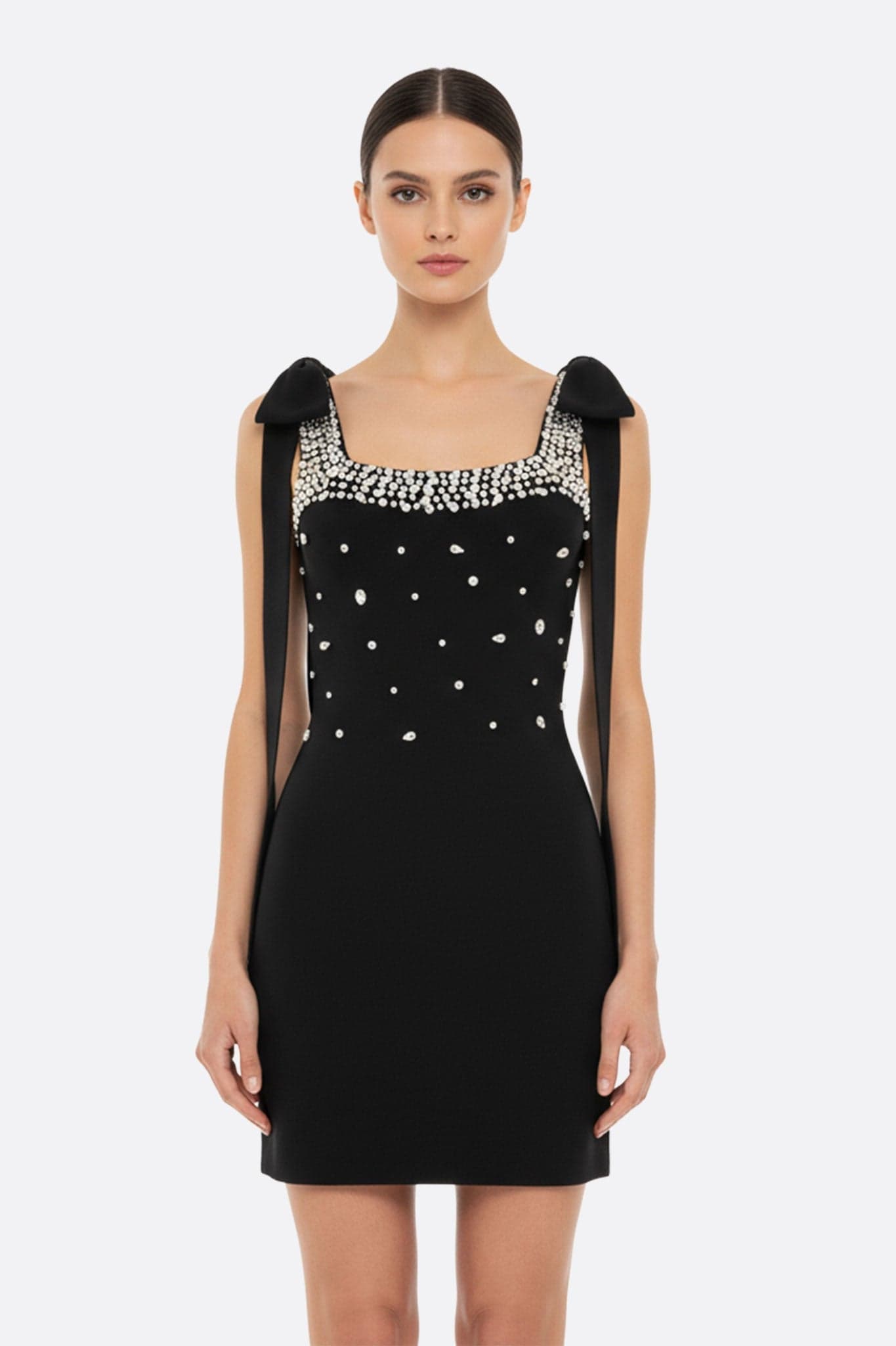 Abito corto nero decorato con perle e nodi eleganti, ideale per occasioni speciali e serate chic.