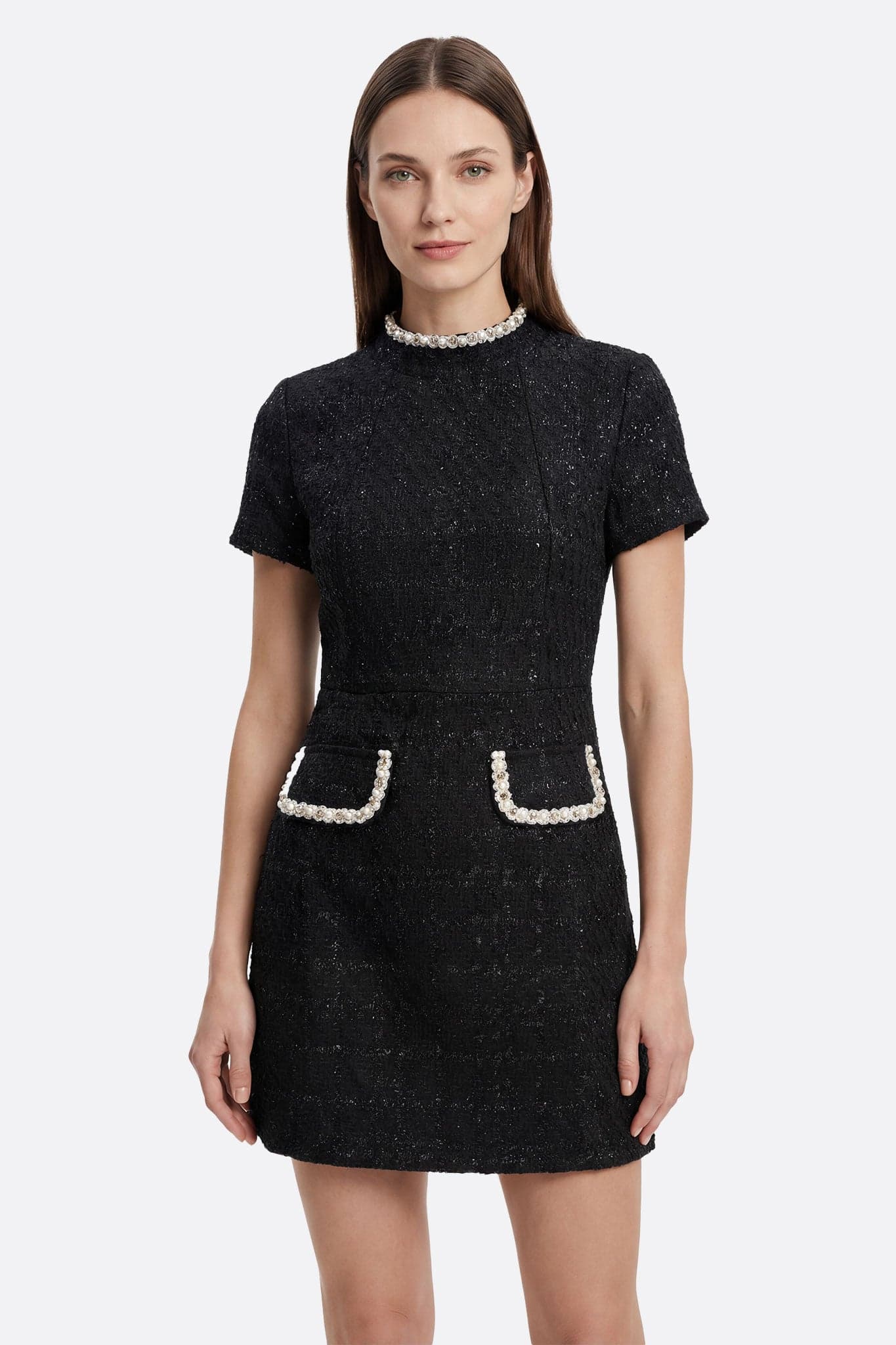 Abito corto in tweed nero decorato con cristalli e perle, ideale per eventi eleganti e serate raffinate.