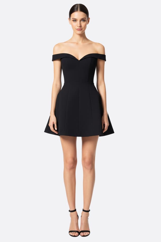 Robe patineuse noire chic aux épaules dénudées avec un élégant décolleté en cœur, parfaite pour une soirée sophistiquée.
