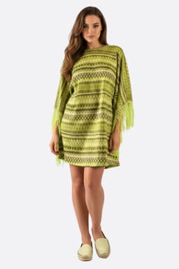 Abito poncho bohémien in verde smeraldo, con motivi geometrici, elegante e fluido, perfetto per un look casual chic.