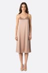 Robe satinée beige à chaînettes de strass argentés