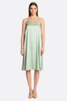 Robe satinée verte mint à chaînettes de strass argentés