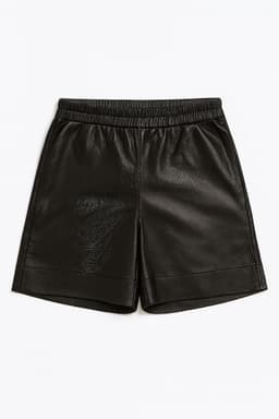 Short neri in similpelle con vita elastica, chic e moderni per look eleganti di tutti i giorni.