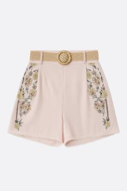 Short taille haute rose pâle avec imprimé floral, confectionné en tissu léger, idéal pour des occasions estivales élégantes.