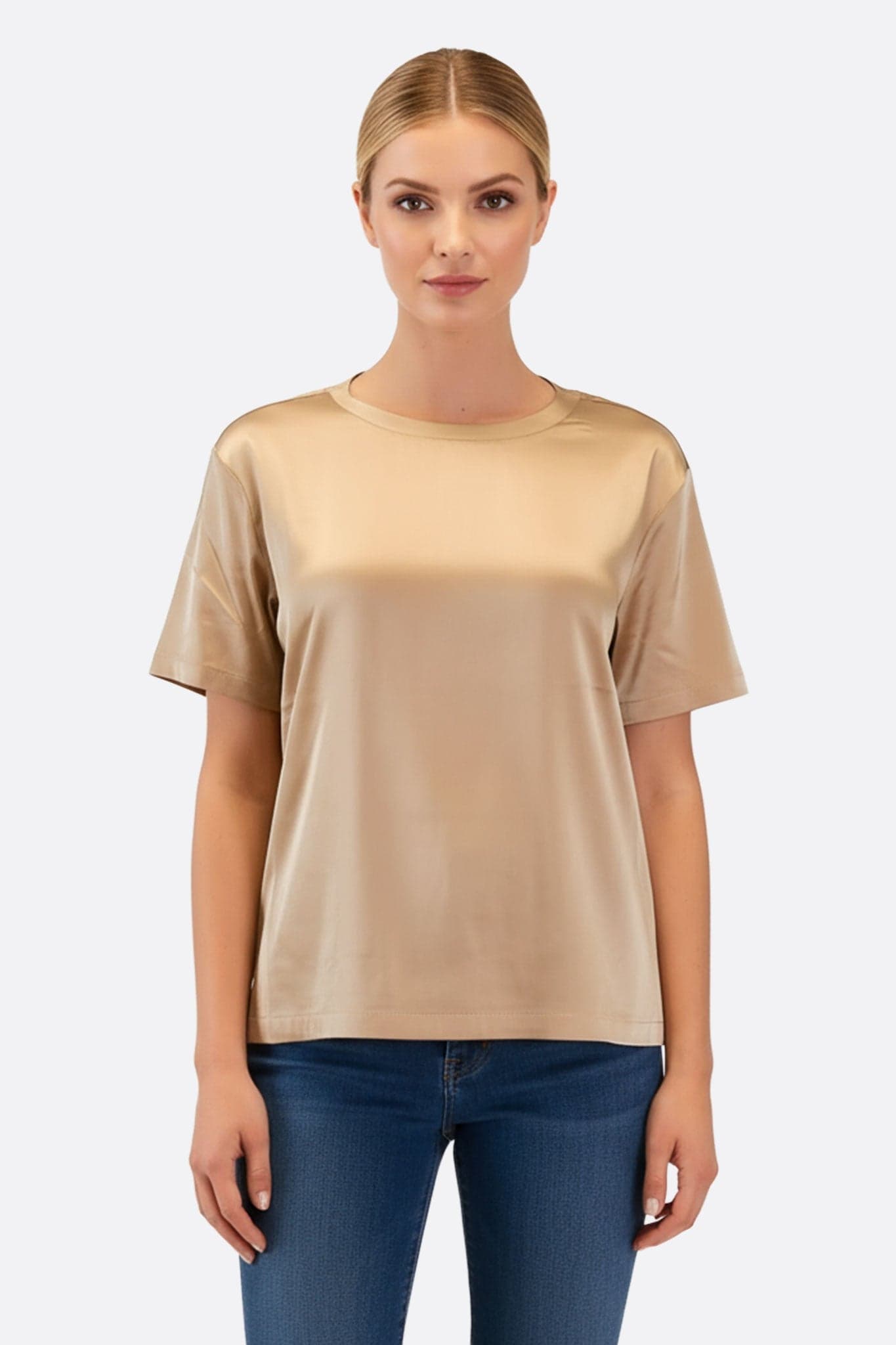 T-shirt chic en satin beige à manches courtes, idéal pour une soirée élégante ou un look quotidien raffiné.