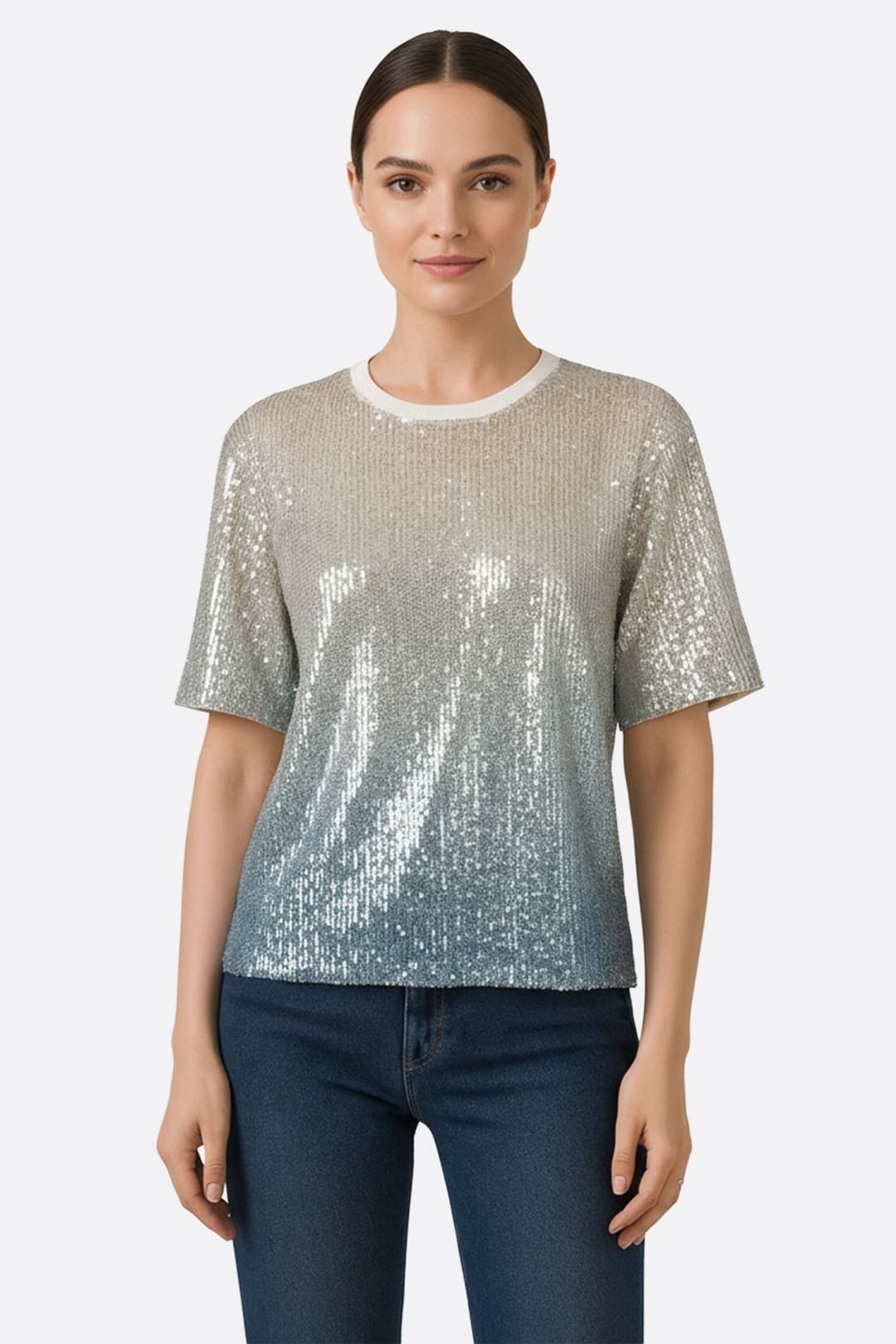 Top scintillant beige et bleu à sequins dégradés, parfait pour une soirée chic ou un événement élégant.