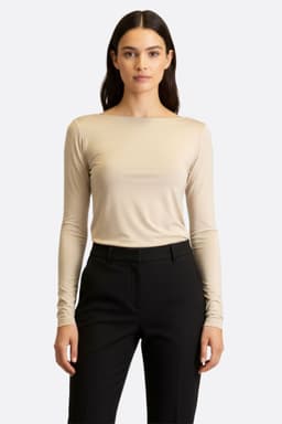 T-shirt beige a maniche lunghe in maglia elasticizzata, collo alla boat, perfetta per un outfit chic e moderno.