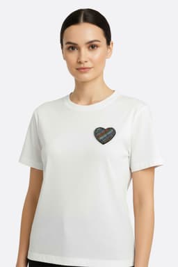 Elegante T-shirt bianca oversize, ricamo a cuore, stile moderno perfetto per tutti i giorni.