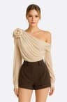Top asymétrique blanc écru drapé à fleur sculptée