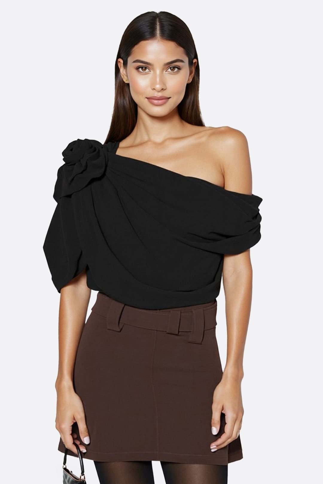 Top noir asymétrique drapé avec fleurs sculptées, élégance moderne pour une soirée raffinée.