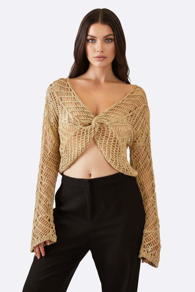 Haut en maille crochet beige, style bohème chic, idéal pour les soirées d'été et les looks raffinés.