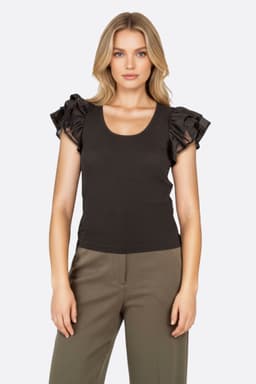 Top chic in chiffon nero con maniche corte a volant, perfetto per una serata elegante o un look moderno.
