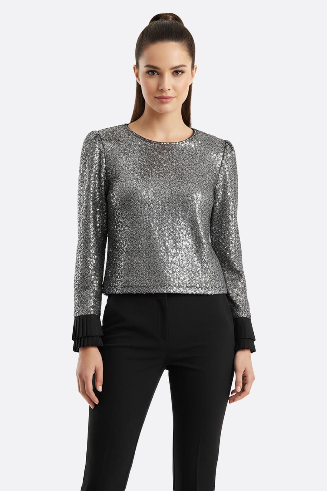 Top noir scintillant agrémenté de sequins argent, affichant des poignets plissés pour une allure chic lors dune soirée.