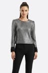 Top noir scintillant à sequins argent et poignets plissés