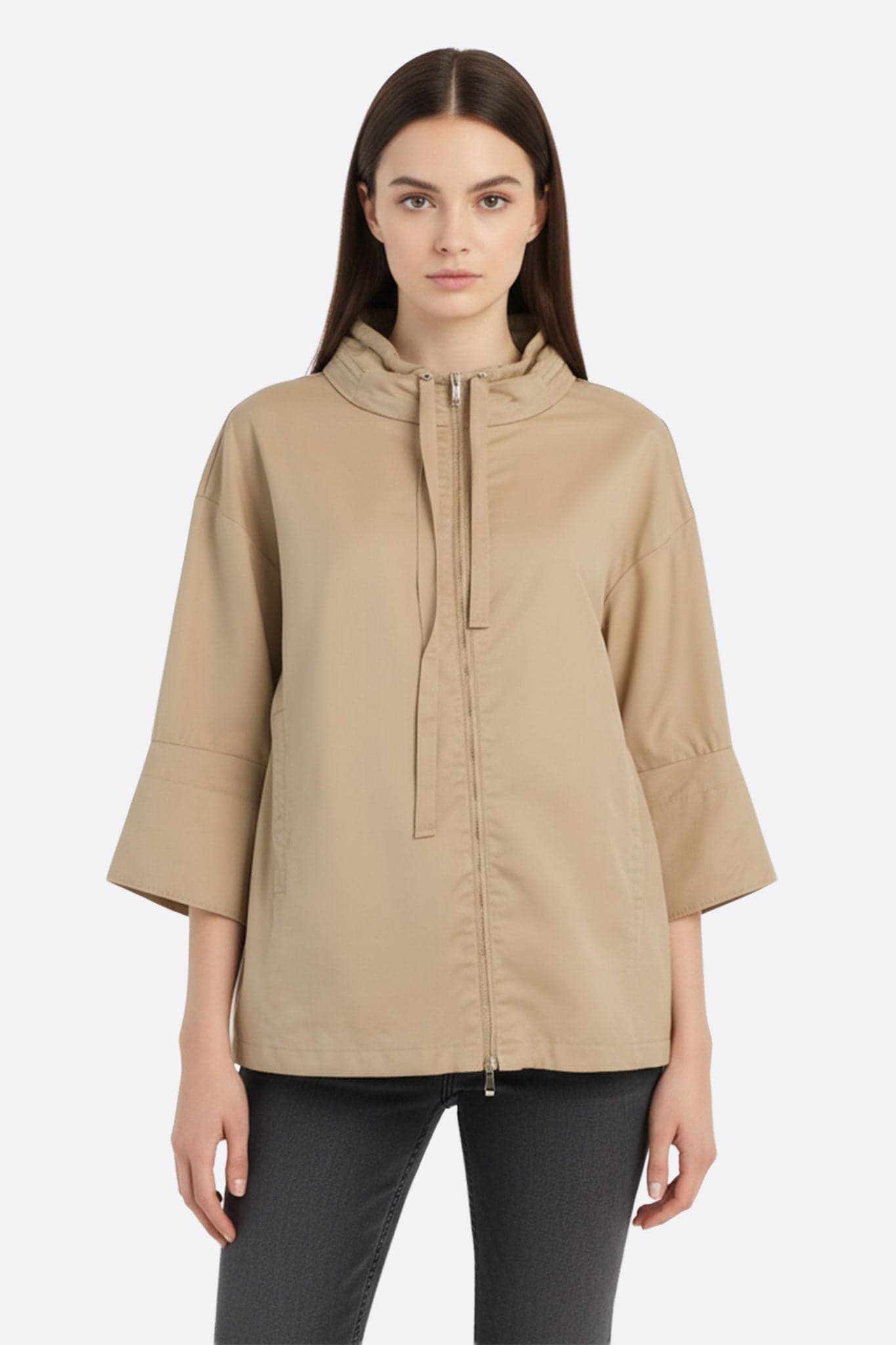 Giacca oversize beige con cappuccio nascosto, perfetta per un look elegante e sobrio adatto a ogni occasione.