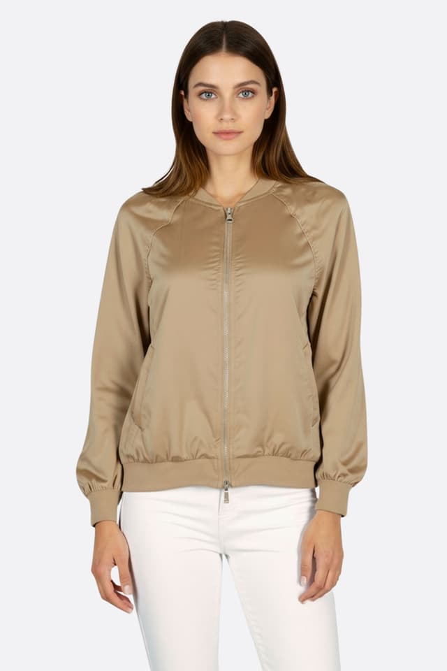 Veste bomber satinée taupe zippée, idéale pour sublimer une tenue chic lors d'une sortie en soirée.