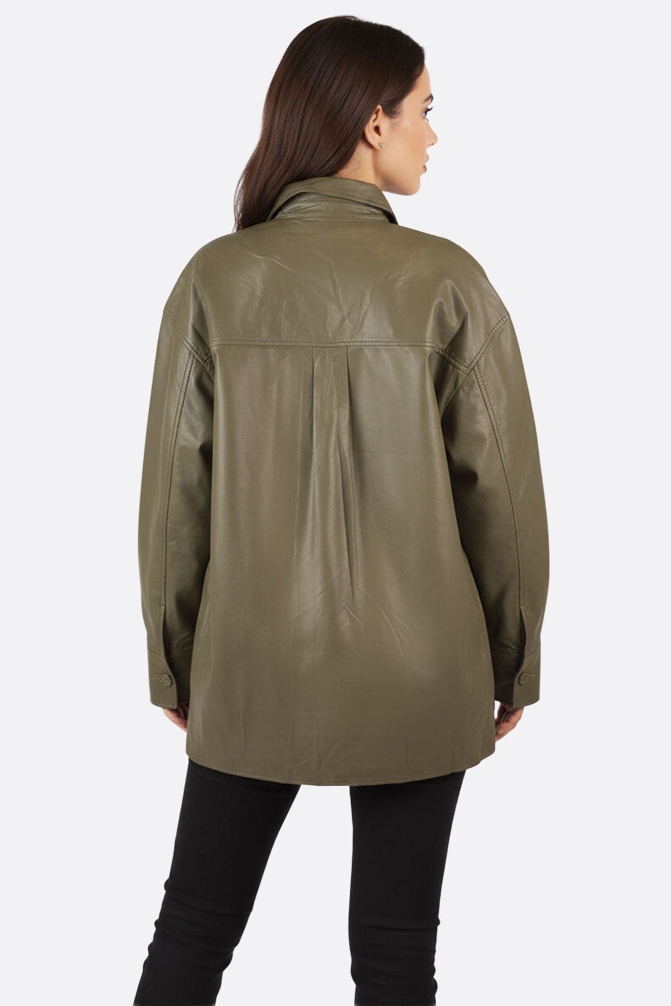 Изысканная деталь спины oversize-куртки-рубашки из кожзама зелёного хаки, мягкая и шикарная текстура для ваших выходов...