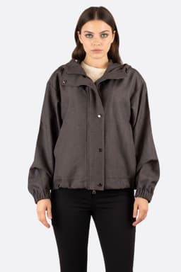 Giacca antivento donna in tessuto grigio antracite, elegante e moderna, perfetta per un'uscita sportiva o casual.