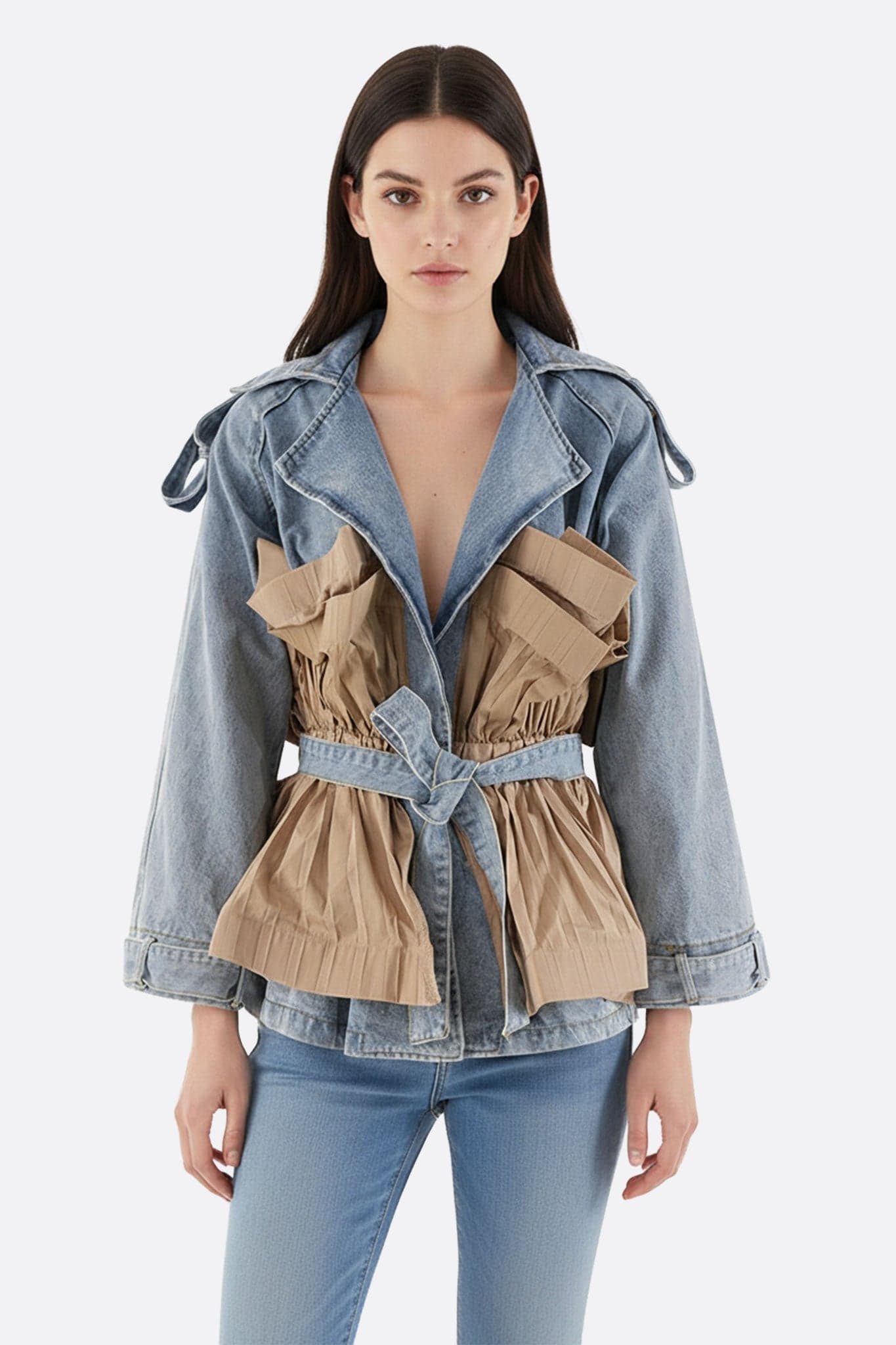Giacca corta in denim beige con dettagli plissettati, ideale per un look audace e raffinato in ogni occasione.