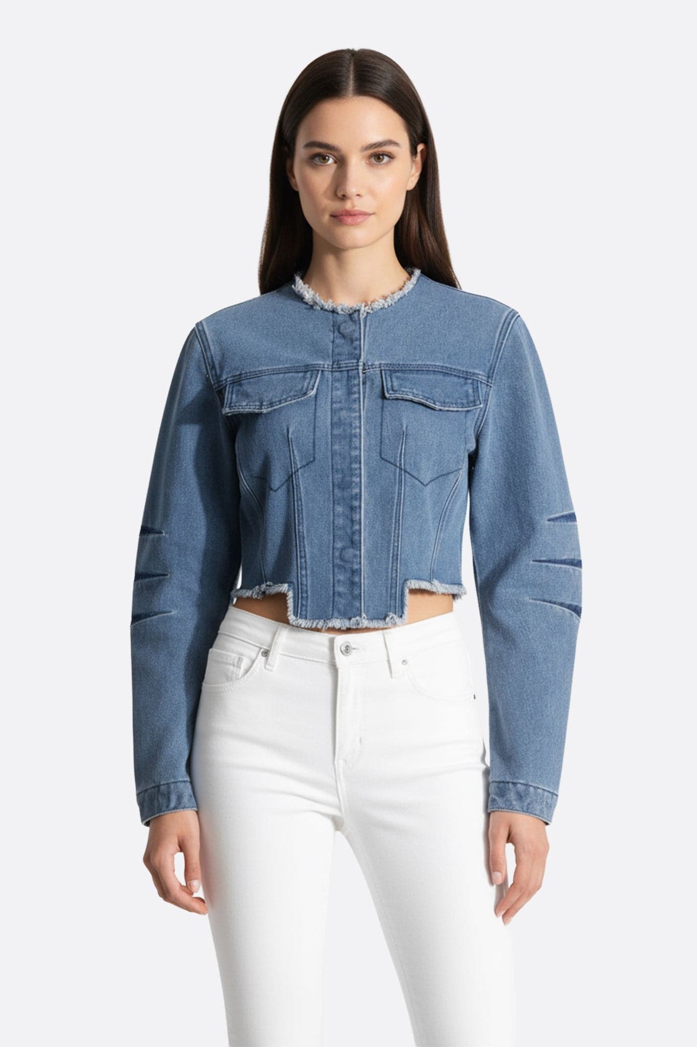 Giacca corta in denim con frange, perfetta per aggiungere un tocco di stile a un look casual e ricercato.