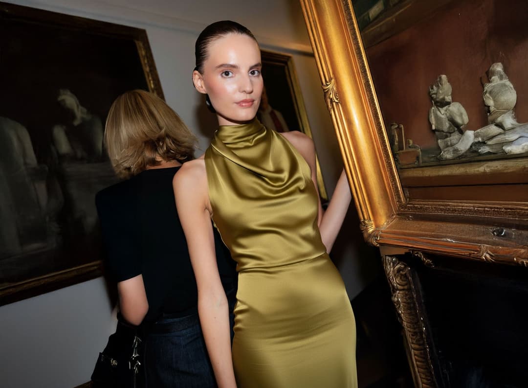 Backstage NYFW PE 2026, tailleur fluide Misciano, top satiné beige, coupe nette