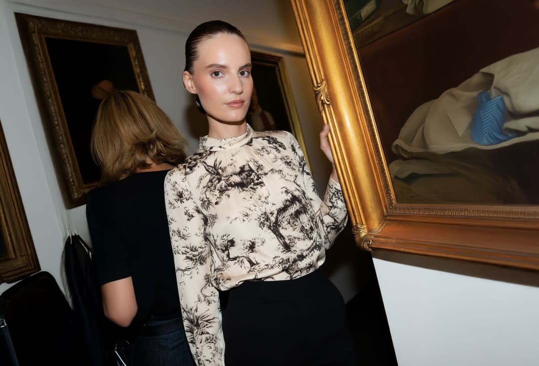 Backstage NYFW PE 2026, blouse imprimé toile de Jouy, finitions satinées