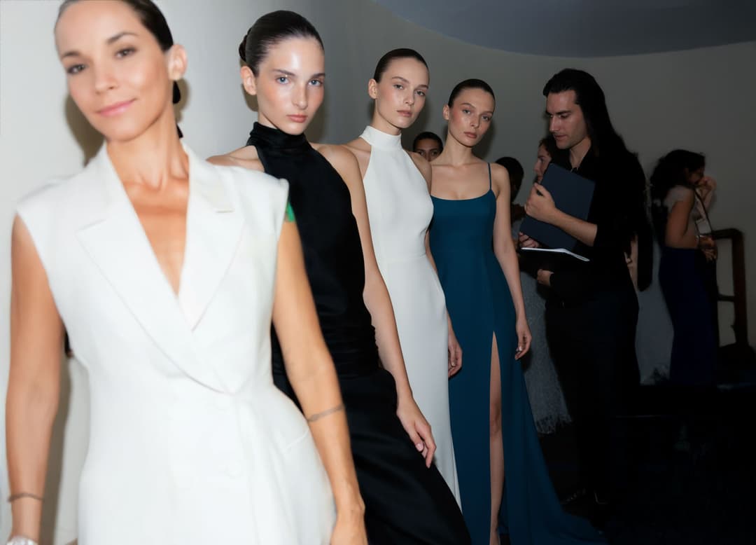 Silhouette Misciano à New York, tailleur structuré et fluidité méditerranéenne