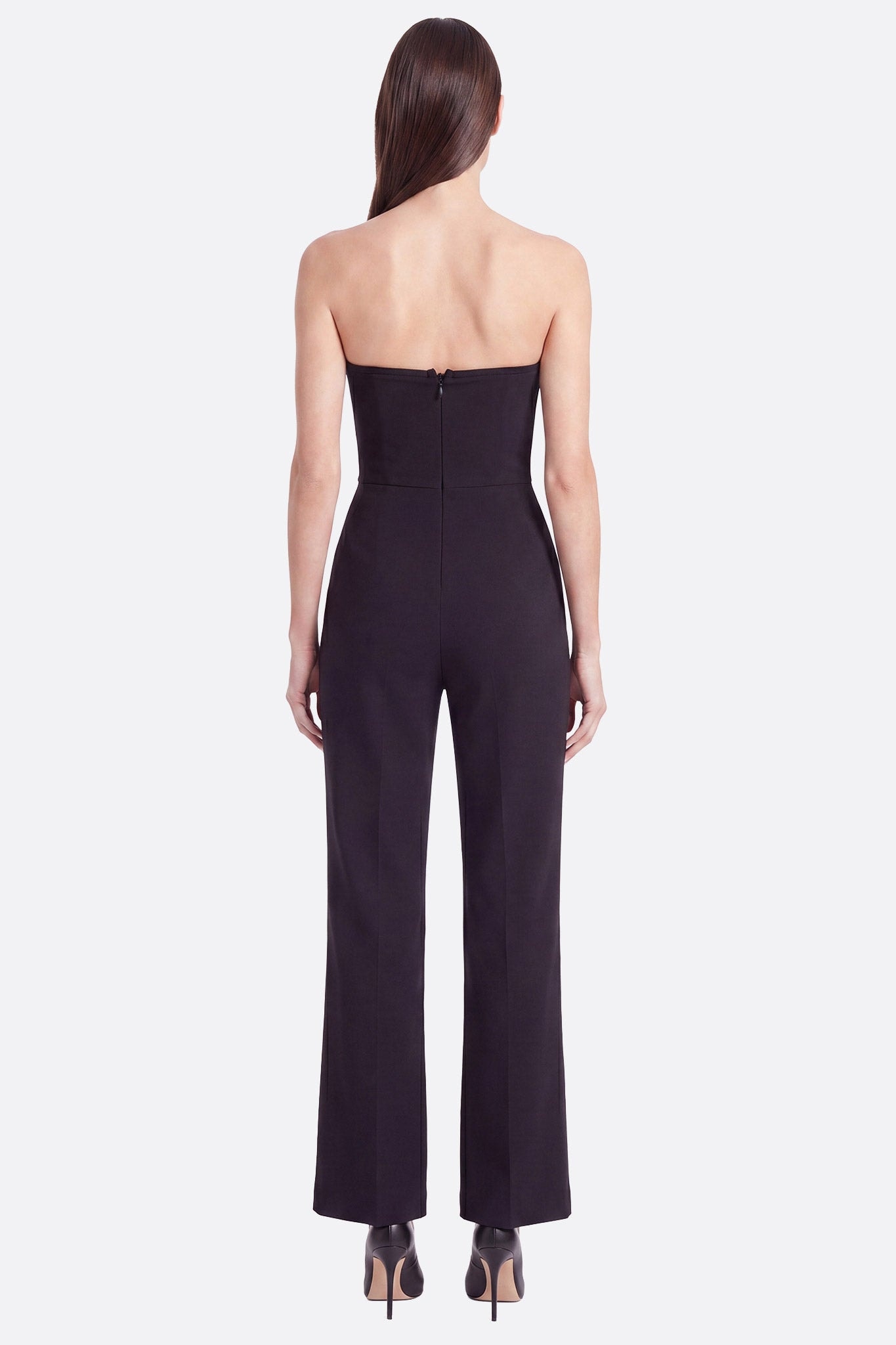 Combinaison bustier noire portée de dos, fermeture éclair discrète au milieu du dos