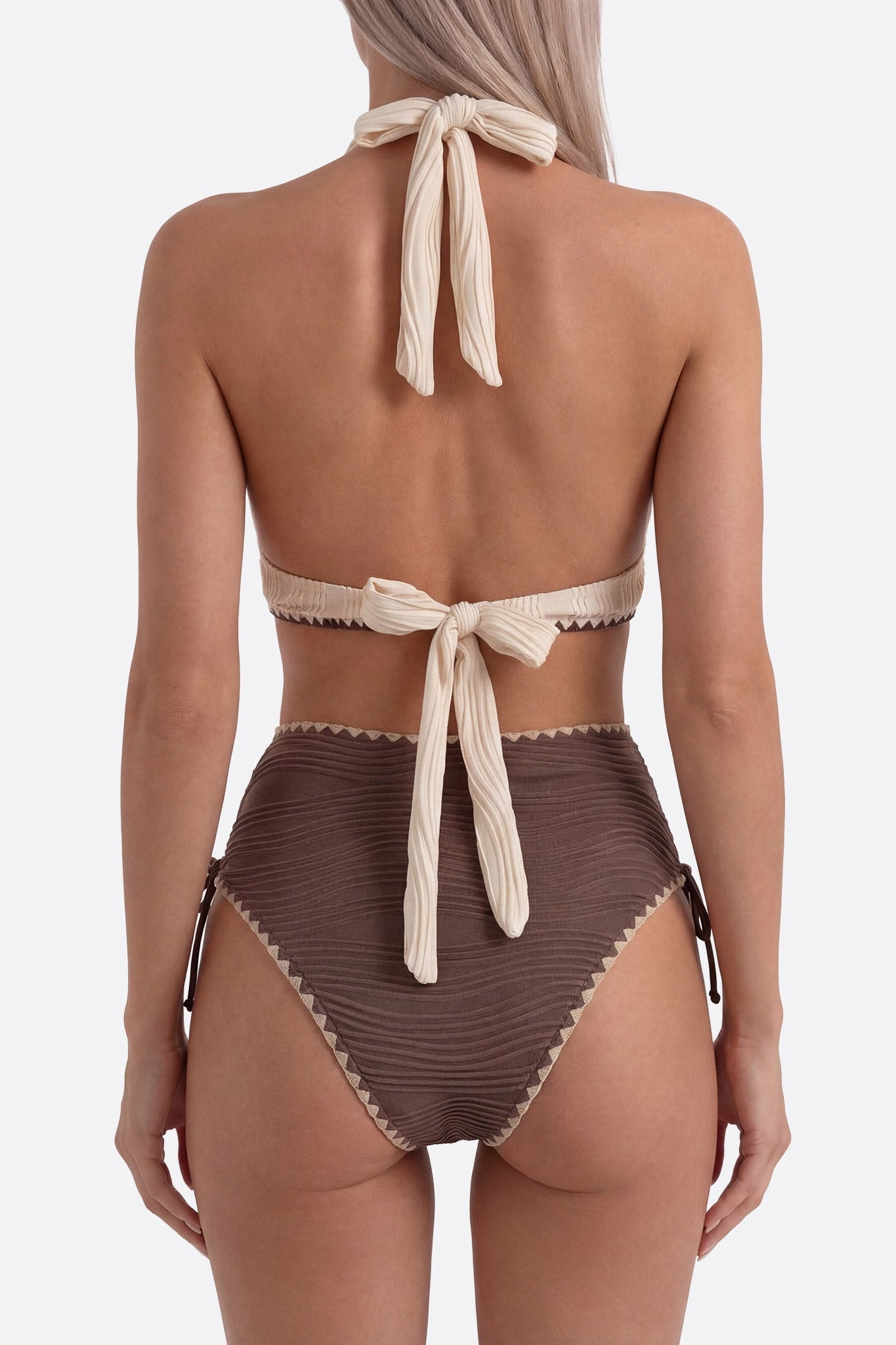 Dettaglio del bikini beige e marrone, che ne evidenzia la texture originale e il taglio valorizzante per...